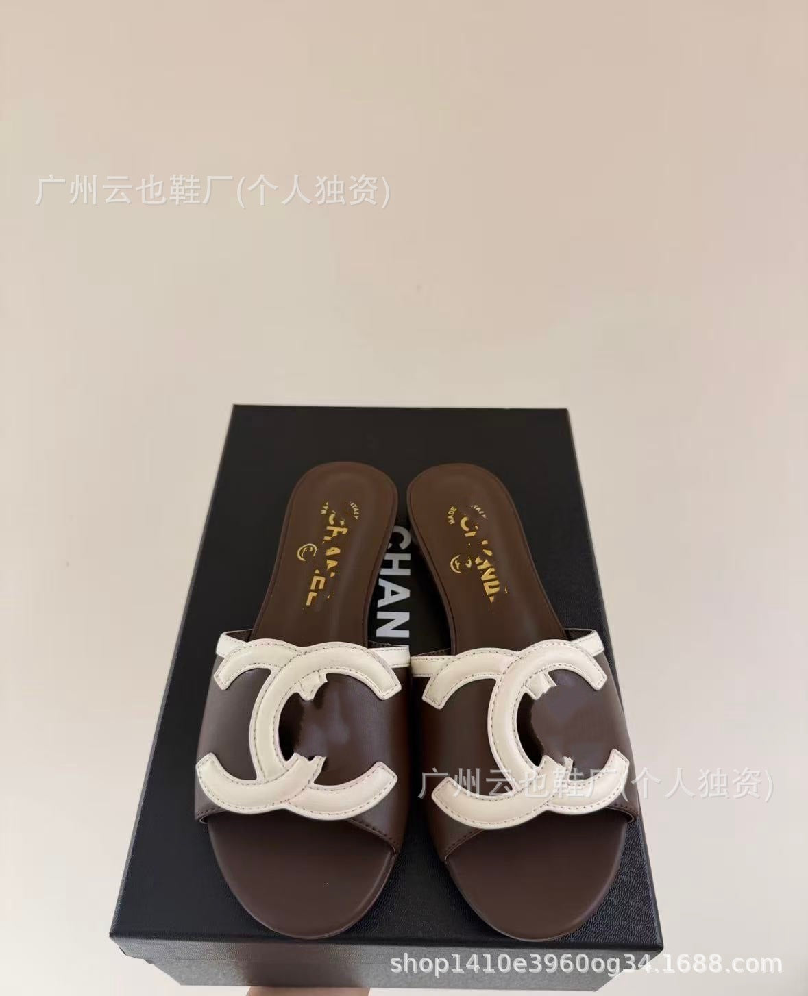2026 Nuevo logo clásico de principios de primavera Doble C Strap-on de moda Panda Color-Fragancia Estilo Abrigo plano de diamante Prenda versátil