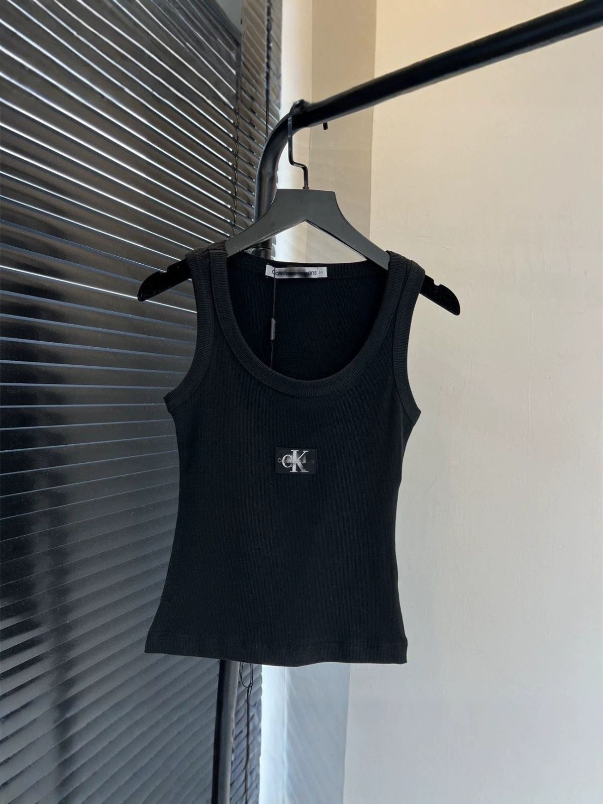 Conjunto de chica atractiva de marca C más vendido de Jennie para adelgazar y atractiva, parche corto con letras bordadas para chaleco de mujer de viaje