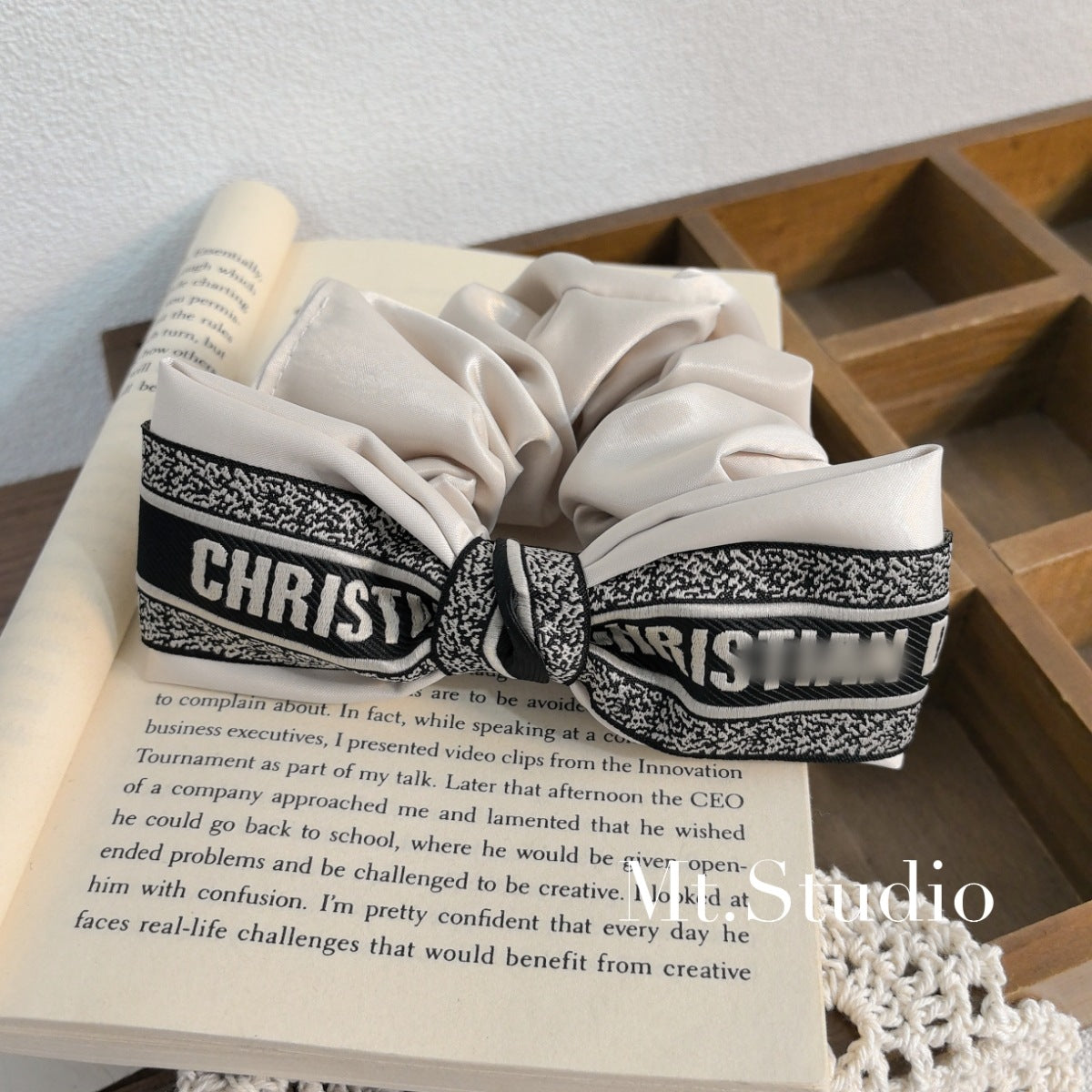 Diadema Vintage Mujer Nudo Borde Ancho Blanco Negro | LuxuryMarkt