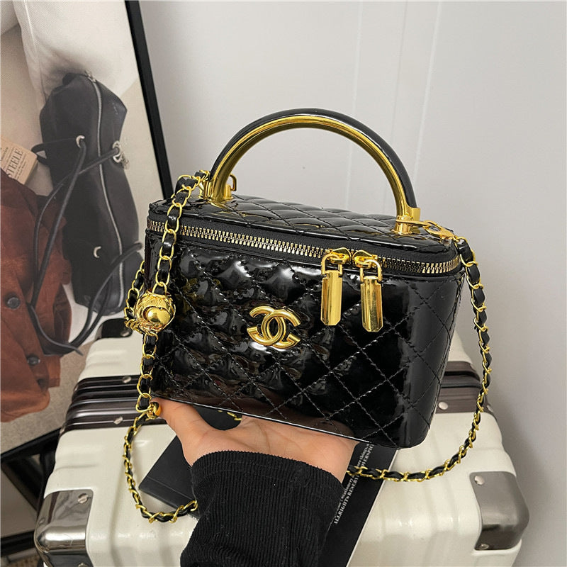 Bolso de mujer de mujer con letras de charol y perlas, caja de un solo hombro bordada con diamantes, bolso pequeño cuadrado, bolso de maquillaje con cadena cruzada