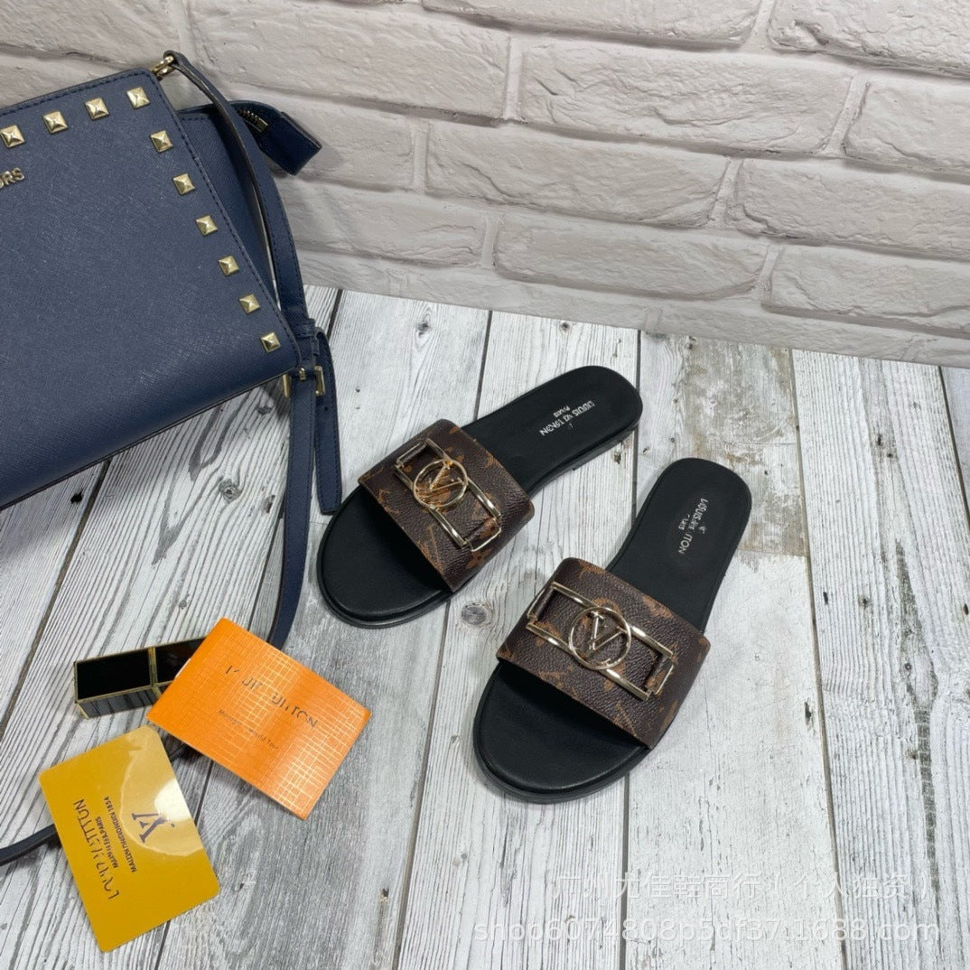 Foreign Trade L Family 2025 Nuevas chanclas europeas y americanas para mujer, hebillas metálicas, zapatillas planas para la playa al aire libre en casa