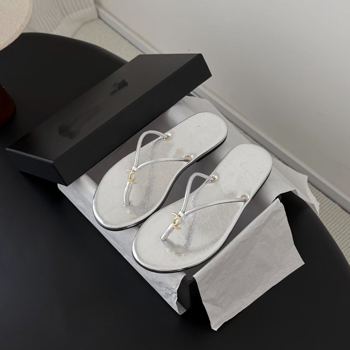 Verano 2026 Nuevas chanclas doradas estilo Chanel para mujer, vacaciones al aire libre junto a la playa Sandalias de puntera transfronteriza