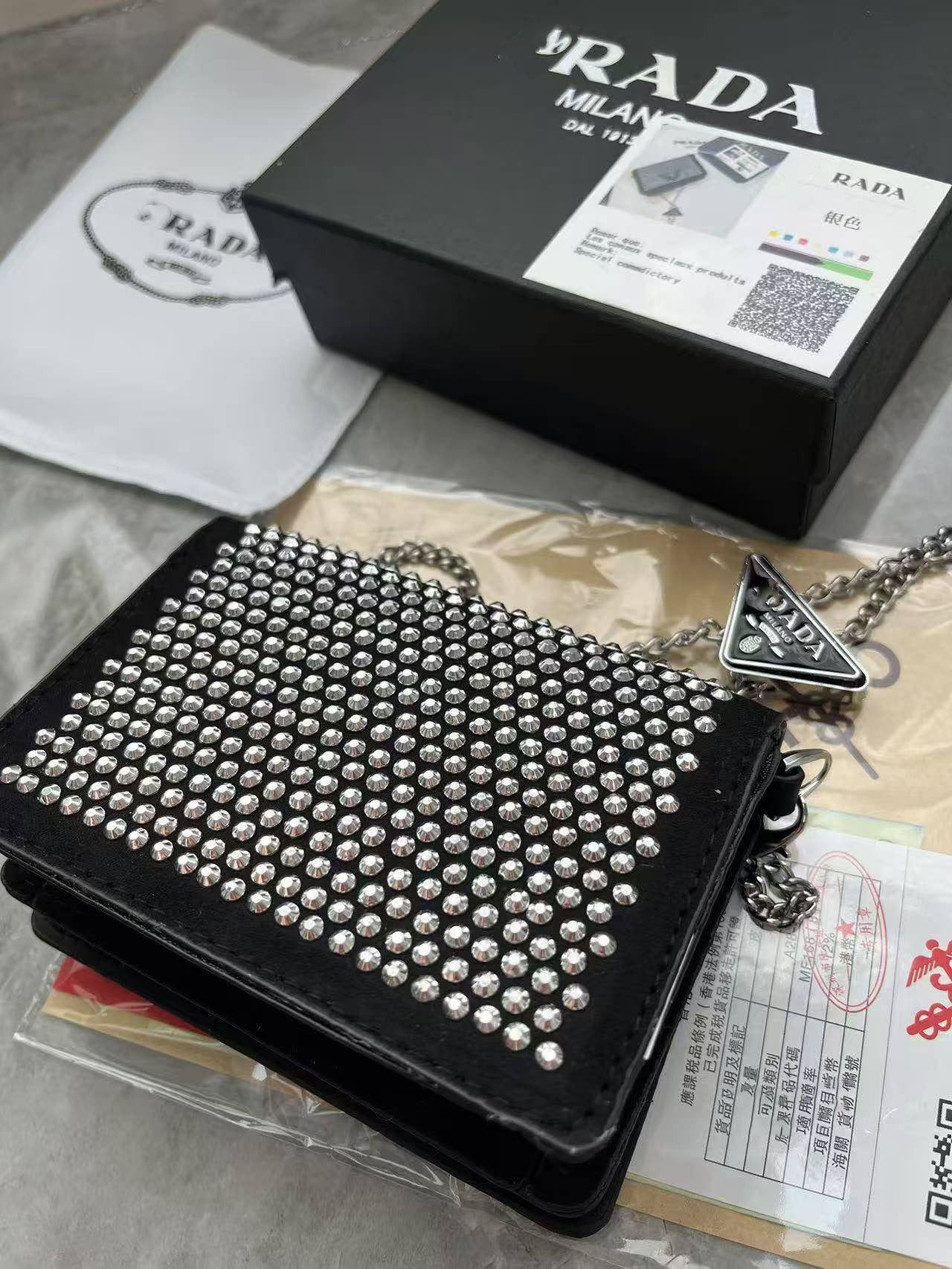 El nuevo bolso mini de pedrería de mano portátil de moda 2025, bolso de cadena de moda, bolso bandolera y bolso pequeño cuadrado de un solo hombro de la marca P