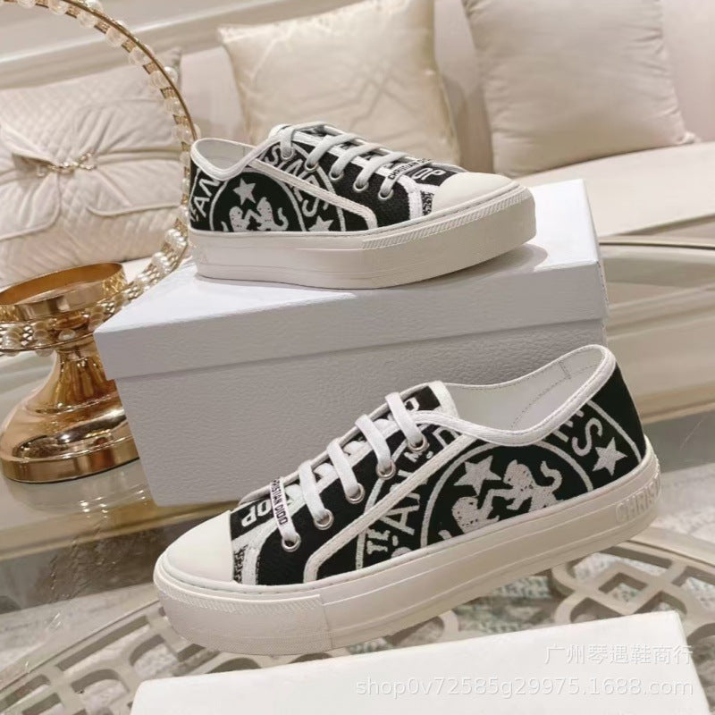 Comercio exterior 2026 Nuevos zapatos de mujer bordados de lona Suela gruesa Zapatos blancos versátiles que realzan Zapatos deportivos casuales de punta redonda