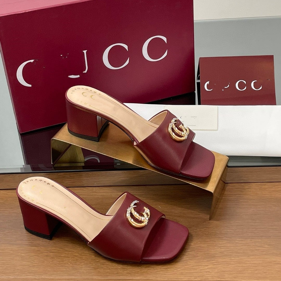 Exporta nuevas zapatillas de tacón alto con hebillas de letras en versión alta, sandalias de tacón grueso de cuero auténtico, zapatos de mujer talla grande directamente de fábrica