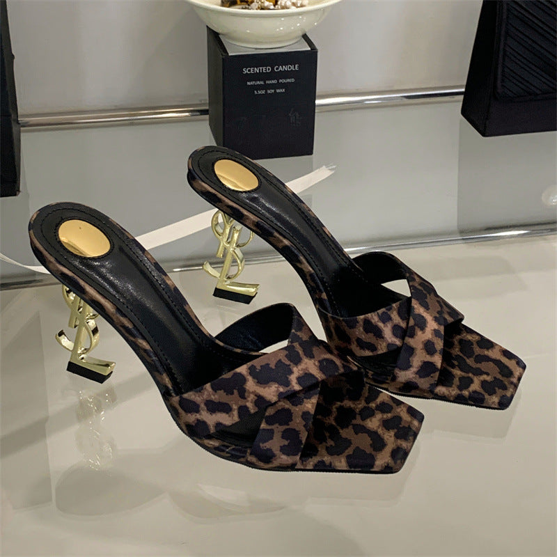 Sandalias cruzadas con estampado de leopardo Miting 2026 Francesa sencilla de punta cuadrada tacón irregular Tacones altos elegantes socialite