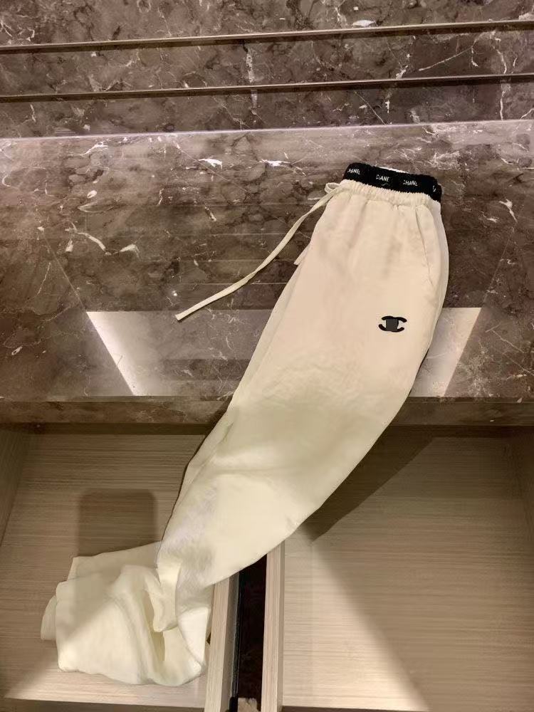 En stock~ Xiao Xiangjia 2026 doble C bordado en negro y blanco, ligero y transpirable, cinturilla elástica de caída y nuevos pantalones milagrosos versátiles de verano