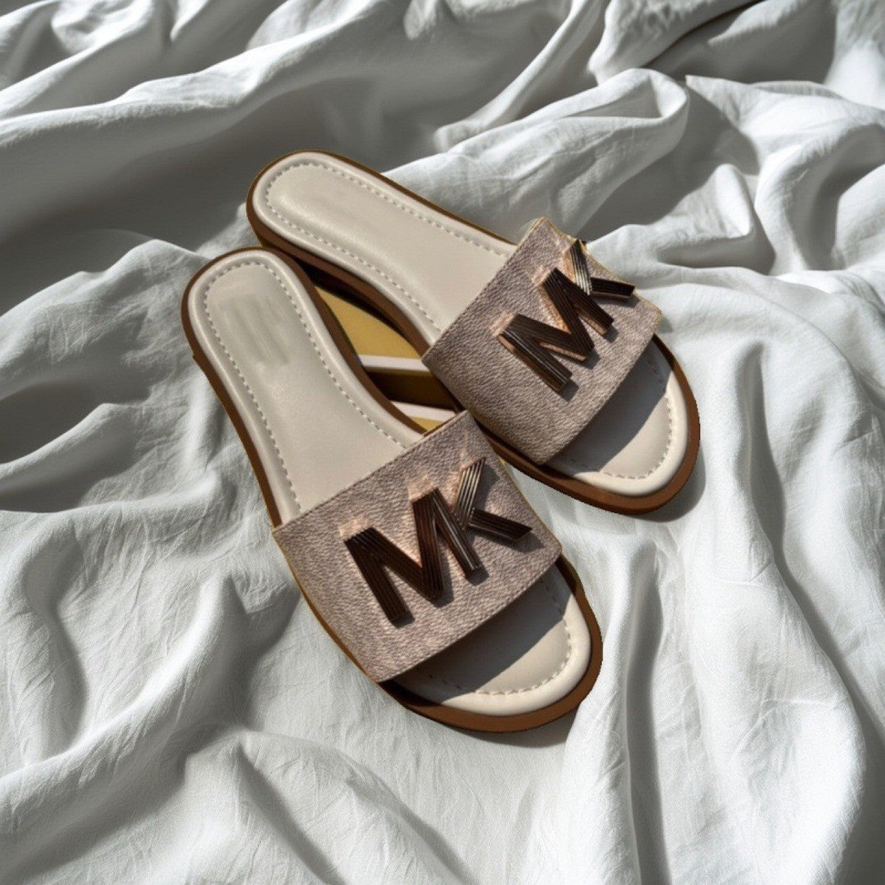 Comercio Exterior 2025 Nuevas sandalias vintage con letras de nicho para mujer, ropa exterior de verano, zapatillas planas de playa con fondo plano y playa
