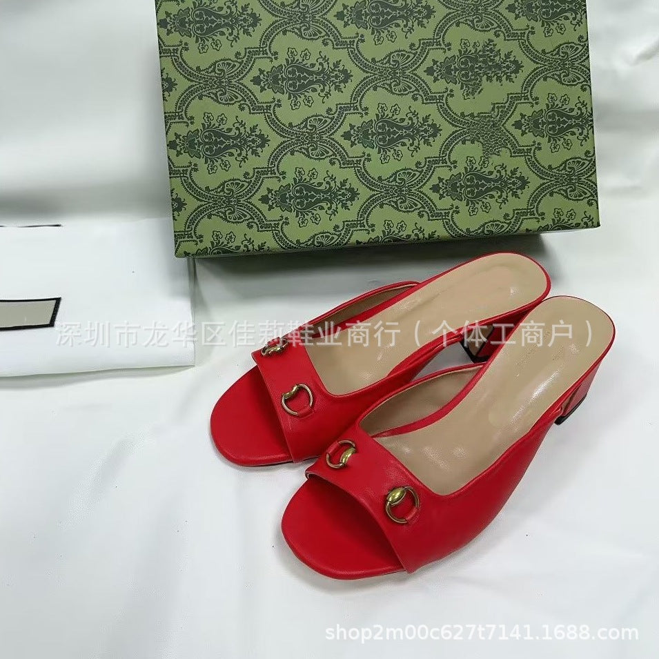 Sandalias de tacón grueso G Family para mujer 2025 Nuevo tacón cuadrado, botón metálico de broca, zapatillas de medio soporte y elegantes zapatillas de tacón alto