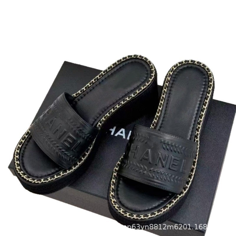 25 nuevas sandalias bordadas estilo Chanel, tacones de cuña de suela gruesa, zapatillas de cadena tejidas con pajita versátil de una sola tira que aumenta la altura