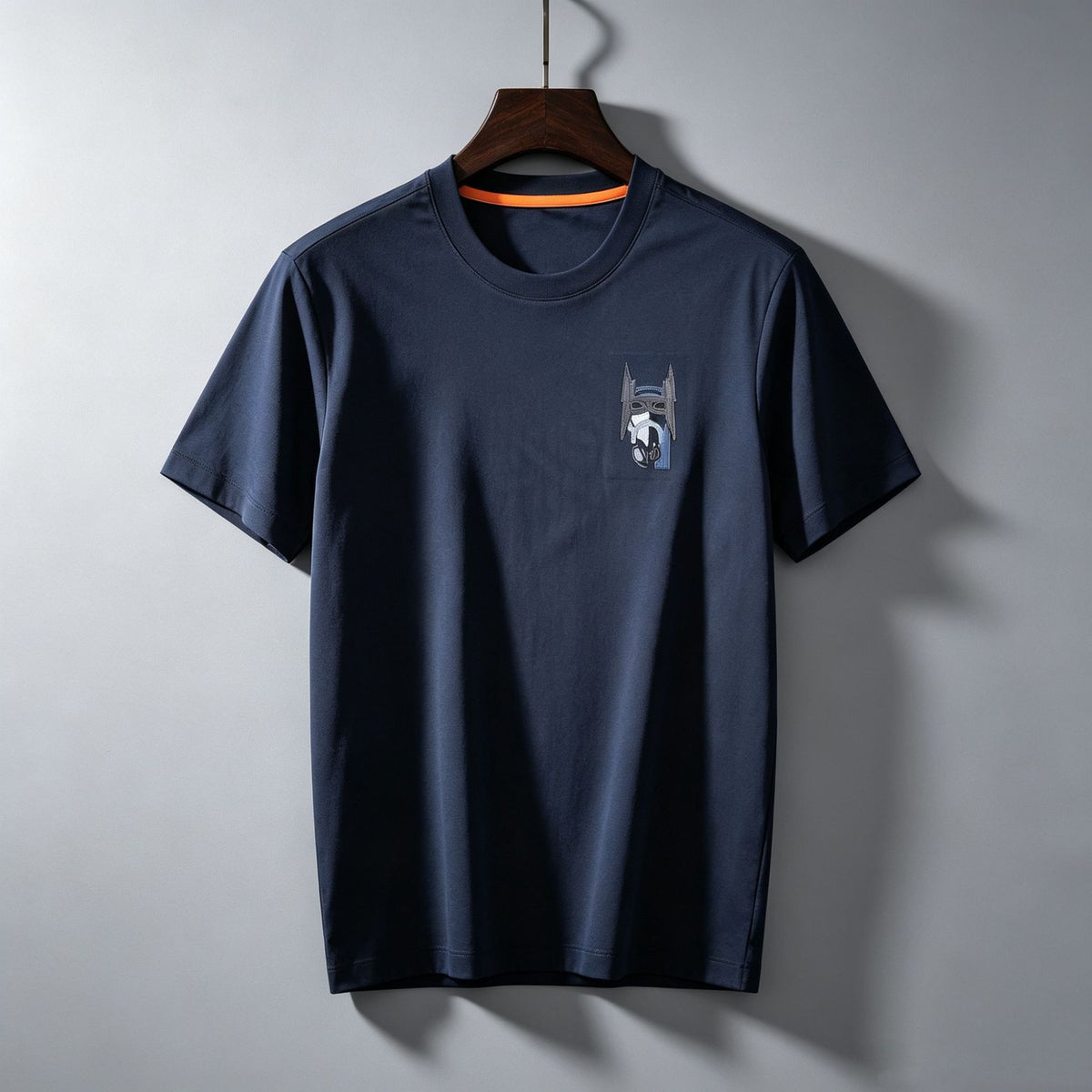 Camiseta H | Bordado Y Cuello Redondo