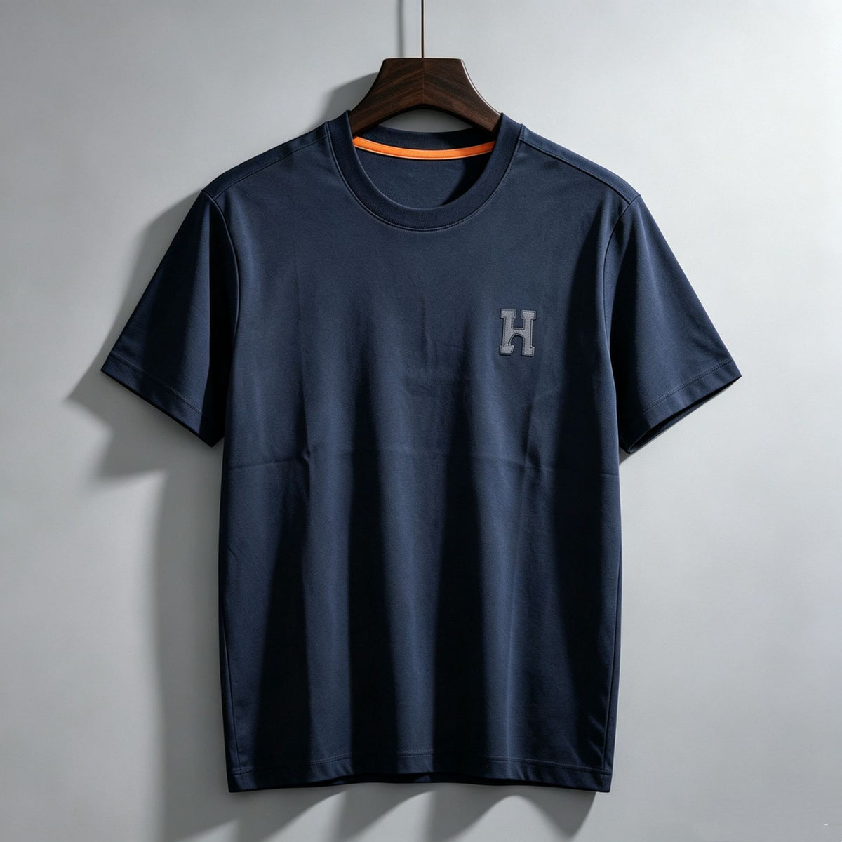 Camiseta HERM | Manga Corta Bordada | Luxury Markt