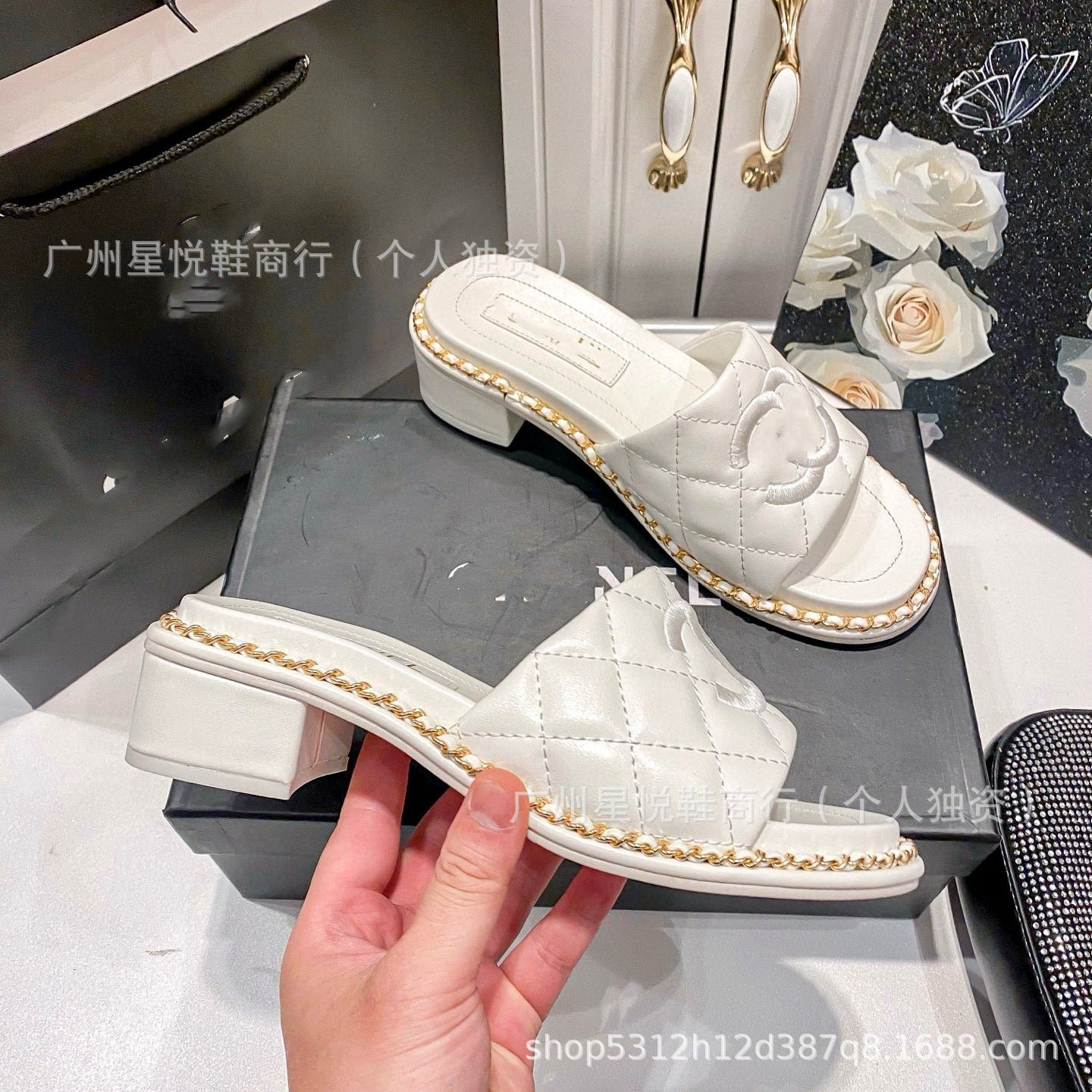 Calidad de alta gama, 25 letras nuevas de cuero C color bloque, hebilla de cadena, zapatillas flat casual, las mujeres llevan sandalias