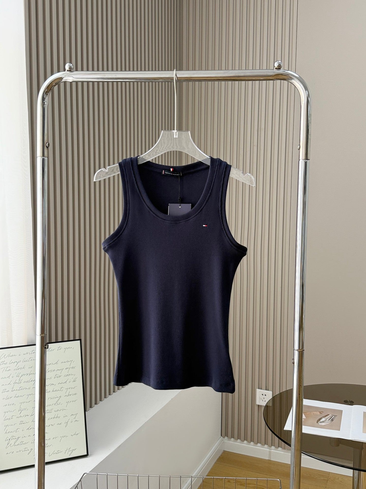 Tom 2025 Verano 2025 Nuevo chaleco acanalado versátil sin mangas de color sólido y camiseta de algodón elástico para mujer