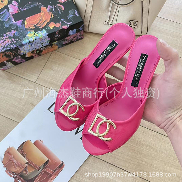 Zapatillas europeas y americanas DG con boca de pez para mujer, prendas metálicas de charol con botones, tacones altos de punta redonda de moda y sandalias rectas de verano