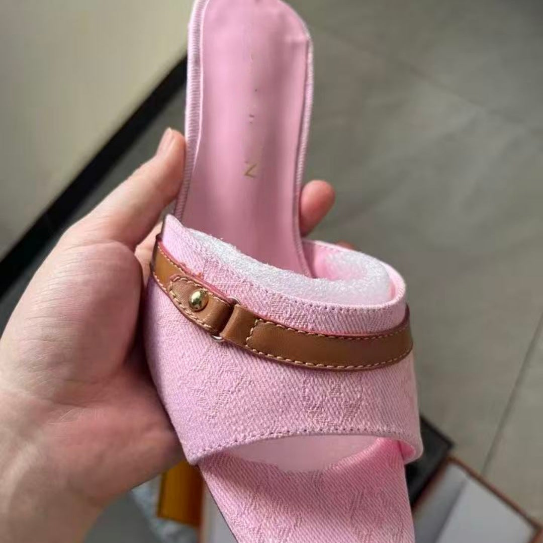 Nuevos vaqueros de primavera y verano europeo y americano 2025 con sandalias de punta abierta, zapatos clásicos de tacón de gato estampados para mujer