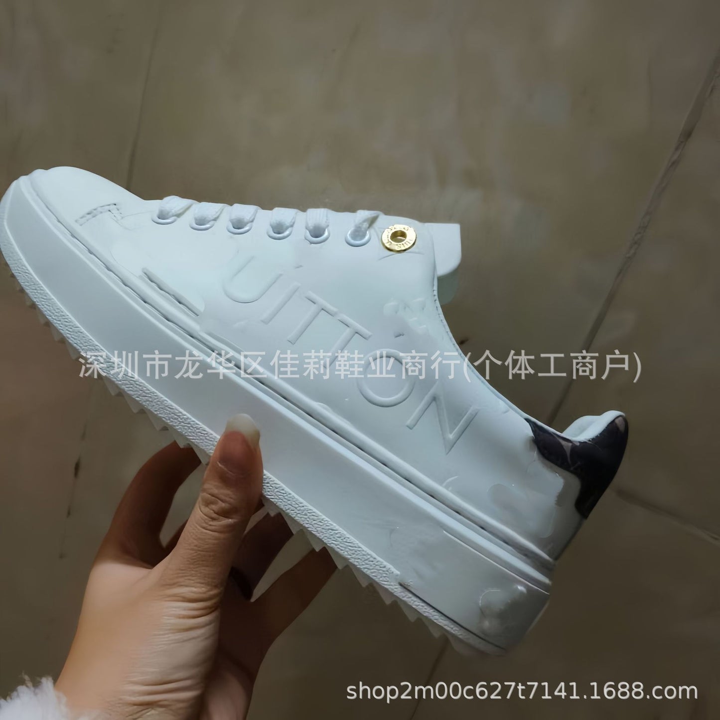 Nuevos zapatos blancos deportivos casuales versátiles 2025 Zapatos de tabla de pareja, charms estampados, suela de plataforma tridimensional en relieve colorido y femenino