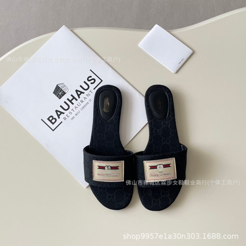 Nuevas chanclas de verano para mujer 2026 con letra de tela G-Family Ropa exterior de verano, zapatillas planas versátiles para mujeres cómodas para vacaciones en la playa