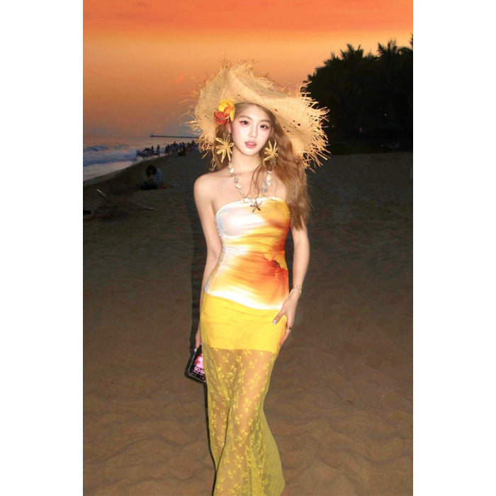 Conjunto de chica atractiva para mujeres en vacaciones en la playa, top sin tirantes con estampado de verano combinado con falda sirena de encaje amarillo ceñido