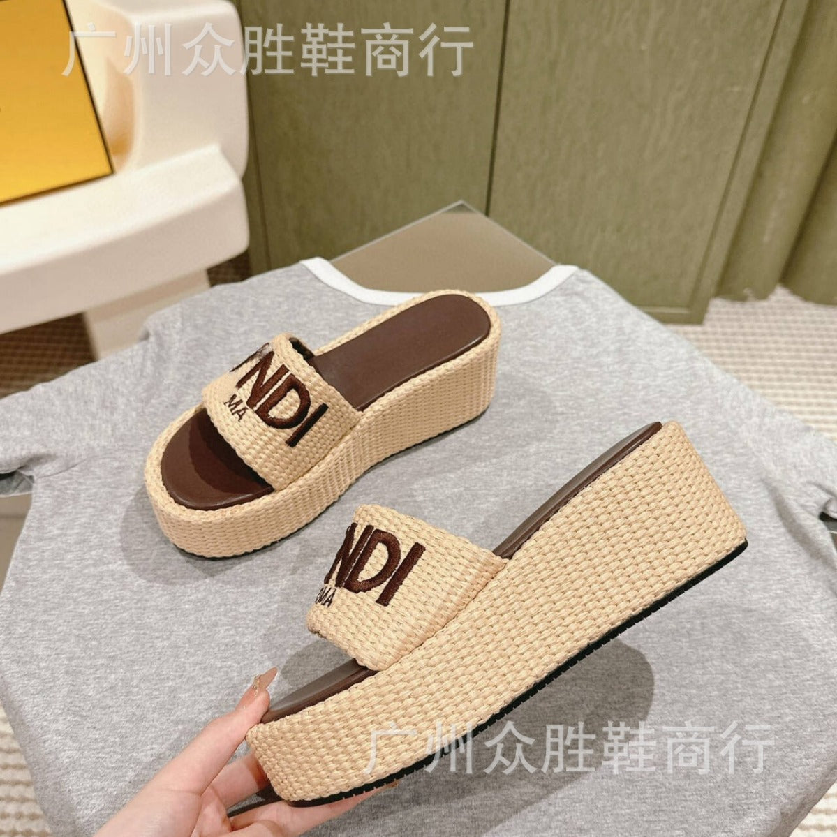 Zapatillas monogram de alta gama marca F para ropa exterior de exportación femenina, Nuevo verano 2024 Pastel Jacquard bordado Zapatillas de tacón alto con suela gruesa y tacón alto