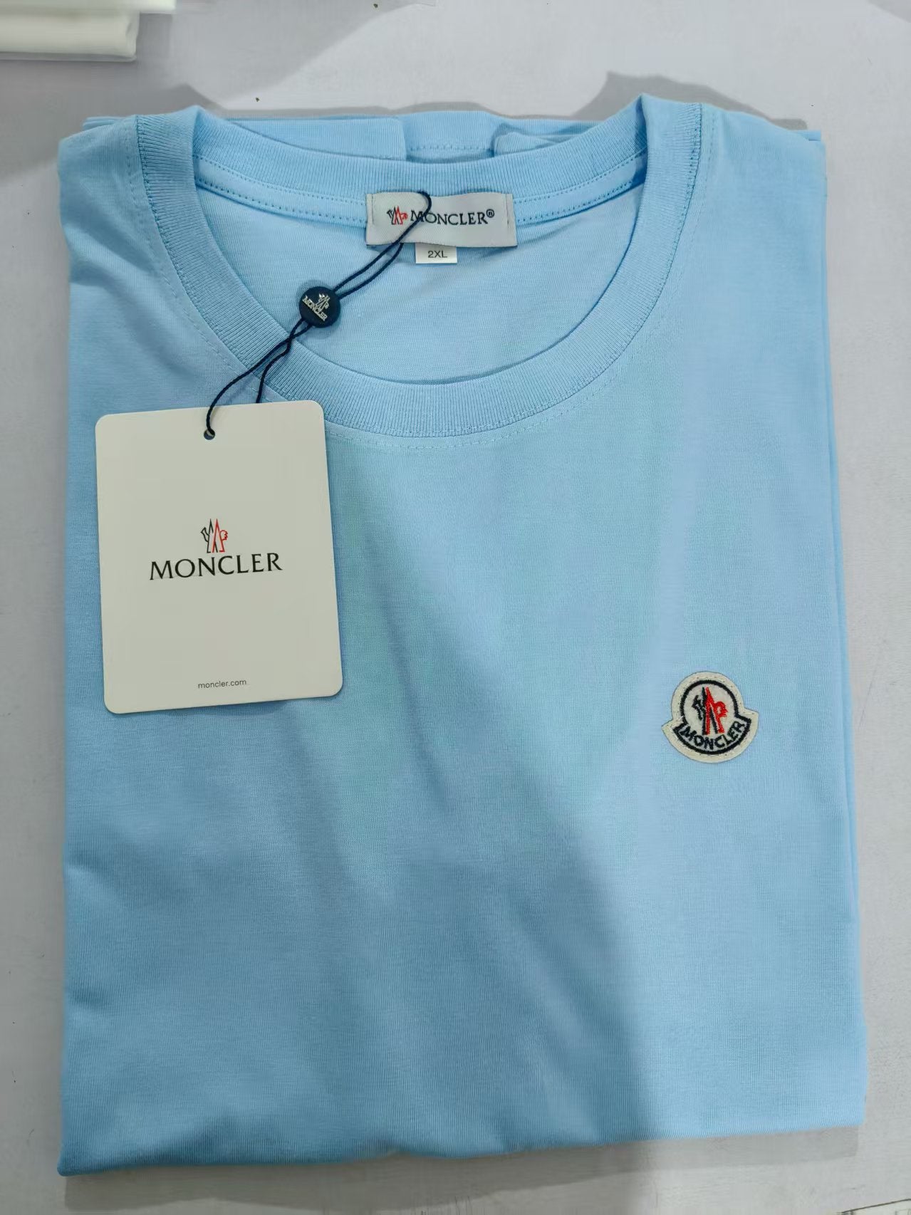 Camiseta Unisex Logo Pegatina Cuello Redondo Manga Corta