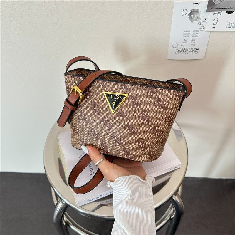 Bolsos de mujer, cartas impresas europeas y americanas transfronterizas, bolso bucket versátil de un solo hombro, diseño de nicho, bolso cruzado ligero y de lujo