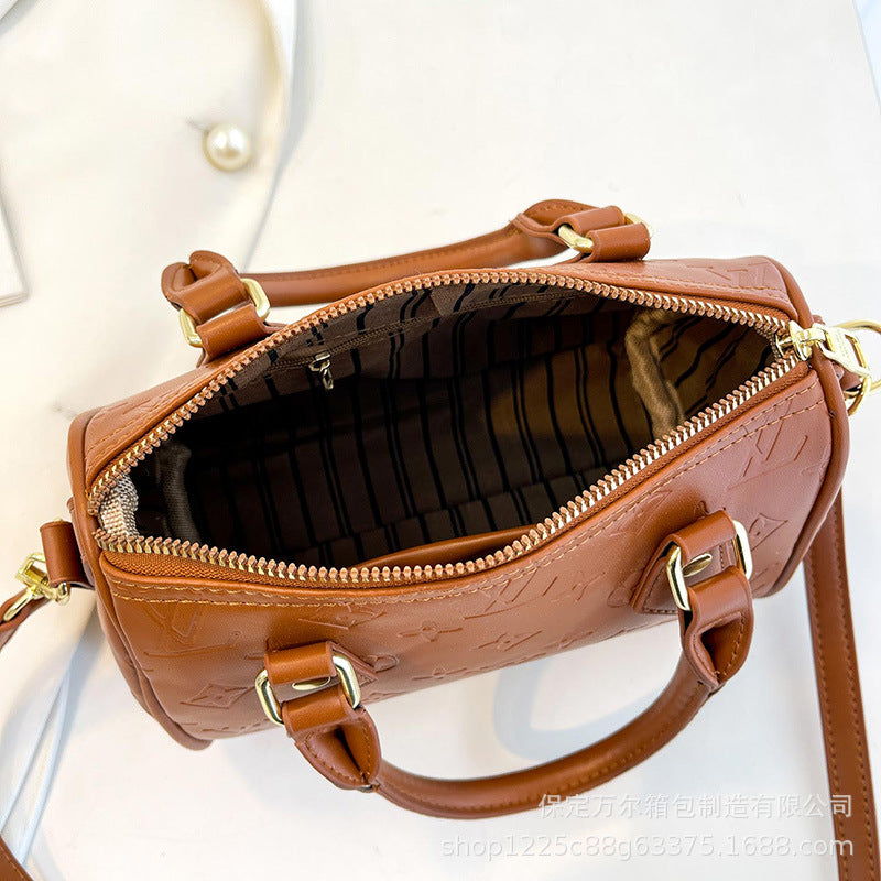 Bolso de almohada Boston con monograma en relieve con patrón de lichi para desplazamientos, bolso de mano portátil de gran capacidad, de un solo hombro y bandolera para mujer de un solo hombro