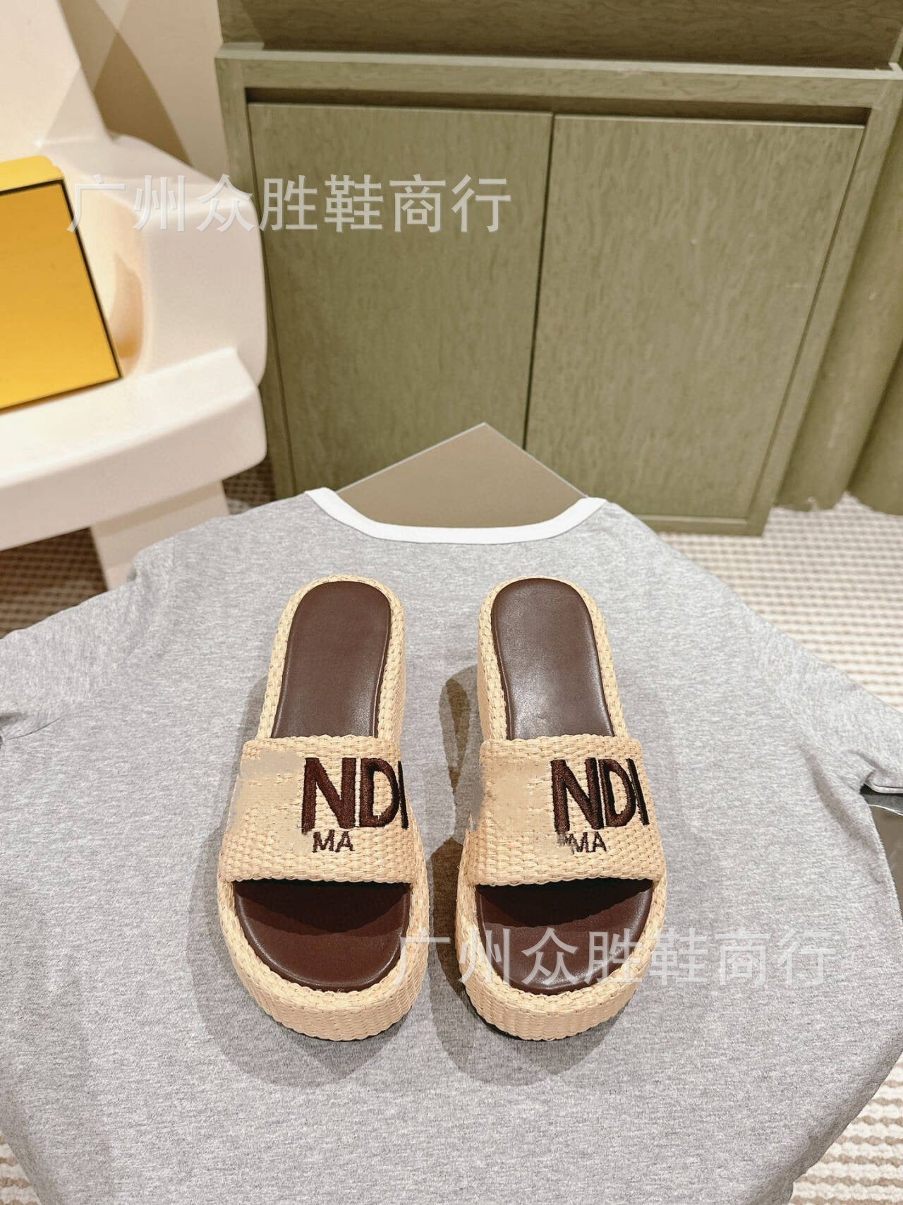 Zapatillas monogram de alta gama marca F para ropa exterior de exportación femenina, Nuevo verano 2024 Pastel Jacquard bordado Zapatillas de tacón alto con suela gruesa y tacón alto