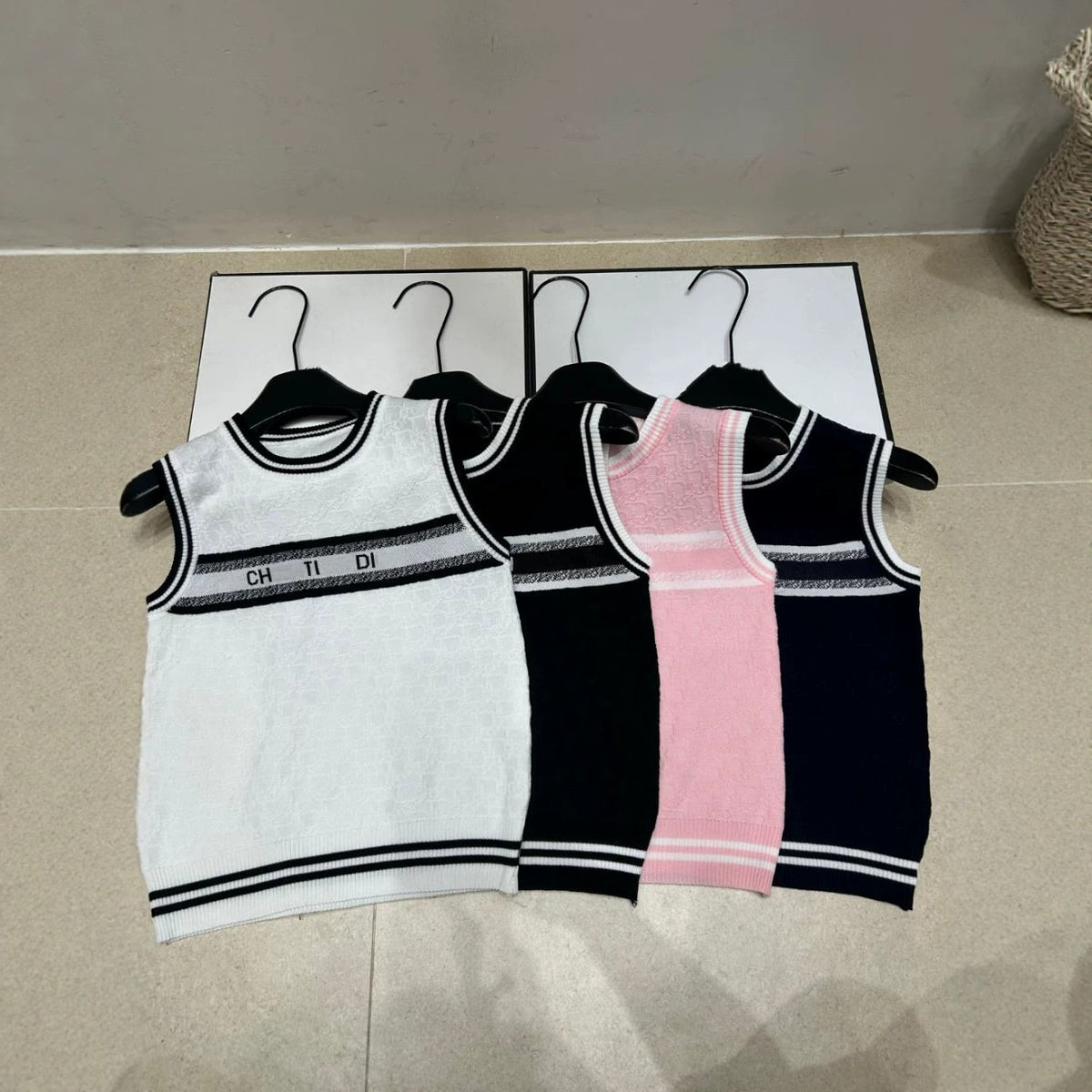 Women's sleeveless CD vest | Lettering design