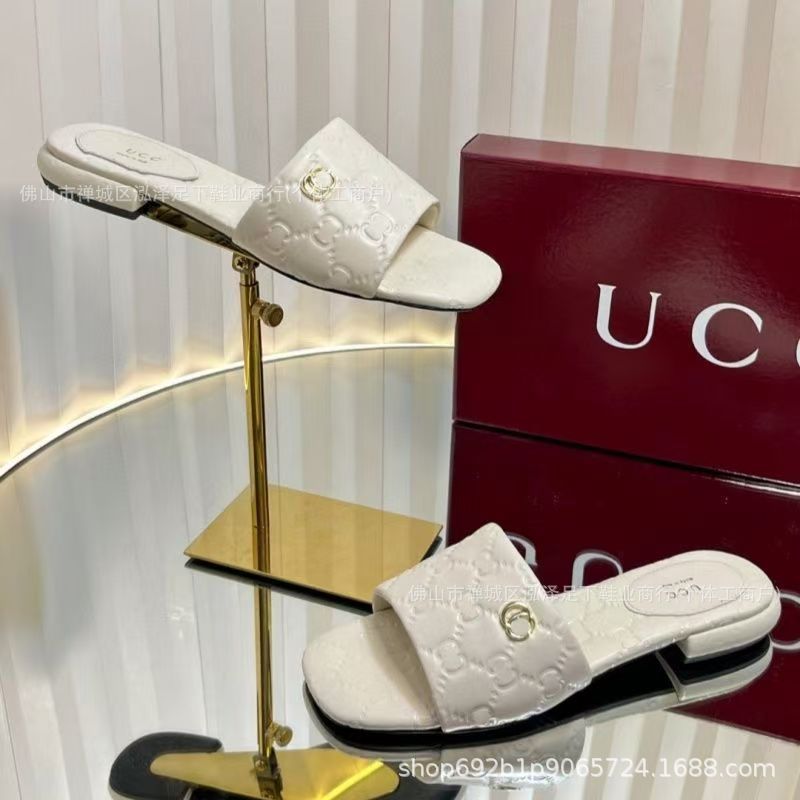 Nuevas sandalias planas en relieve con relieve off-line con letras antideslizantes zapatillas clásicas de playa para mujeres