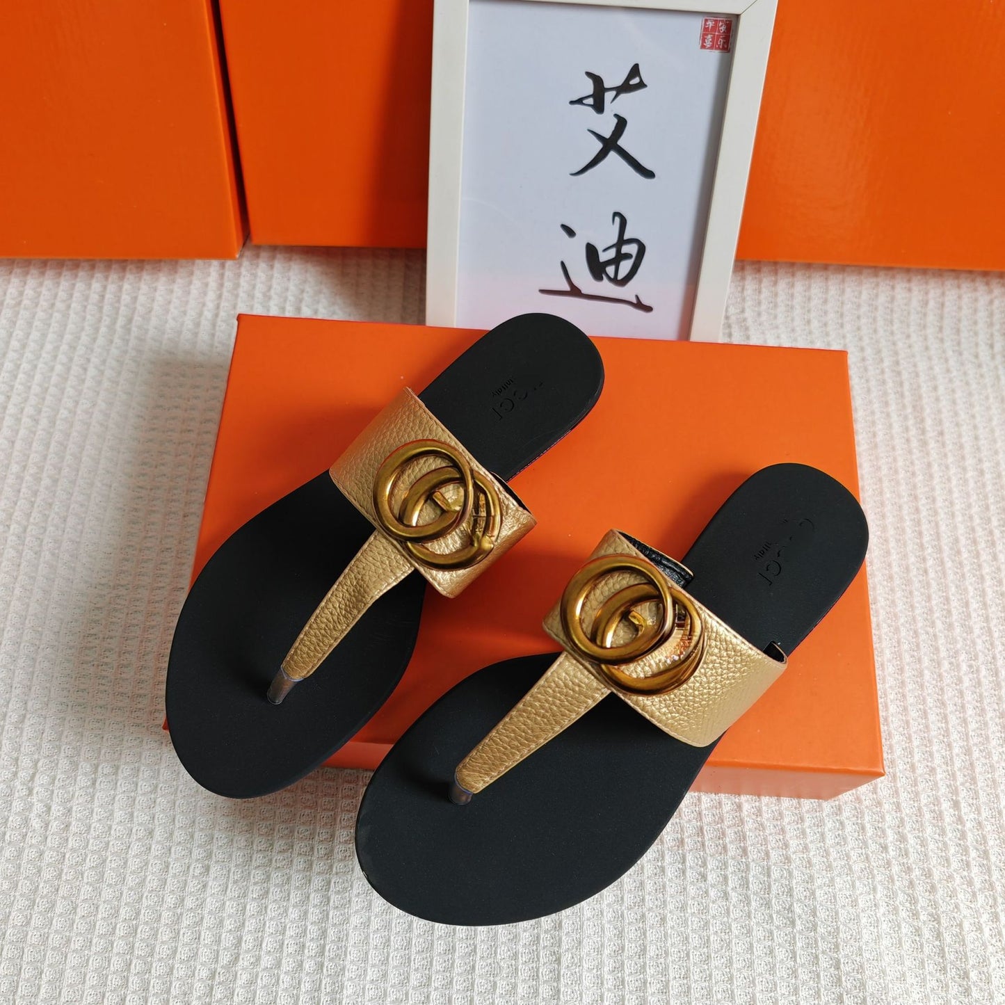 En stock, sandalias de herrajes superventas en Europa y Estados Unidos de forma transfronteriza, sandalias planas de moda y fabricantes de sandalias al por mayor