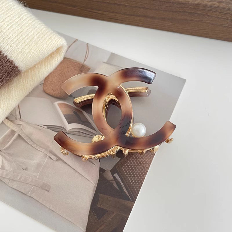 Nuevo Chanel, estilo Chanel, pinza de perla mediana de perla de media garra, clip de tiburón de alta gama para accesorio de cabello de la parte trasera de la cabeza de mujer, accesorio de nicho para el cabello
