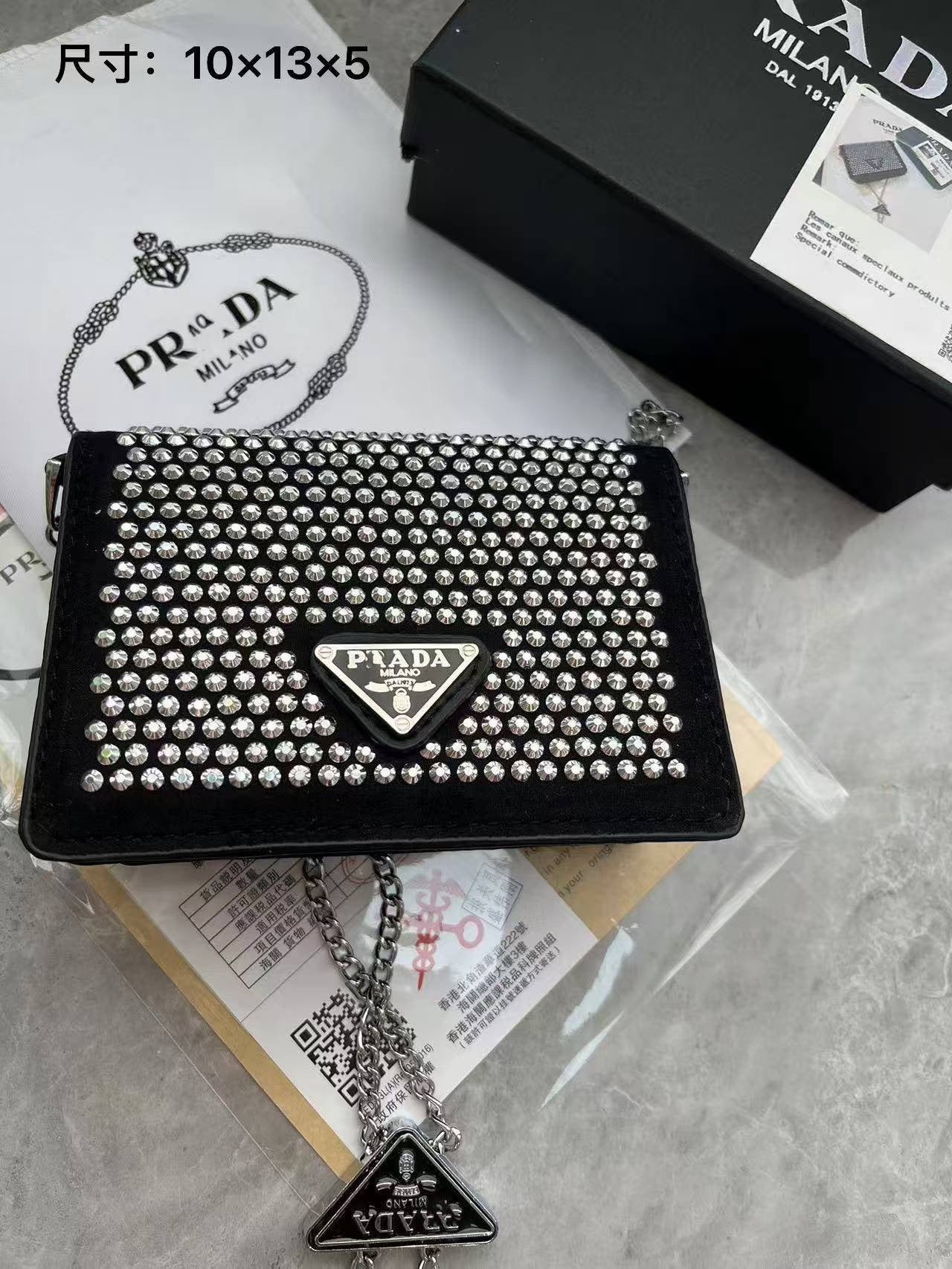 El nuevo bolso mini de pedrería de mano portátil de moda 2025, bolso de cadena de moda, bolso bandolera y bolso pequeño cuadrado de un solo hombro de la marca P
