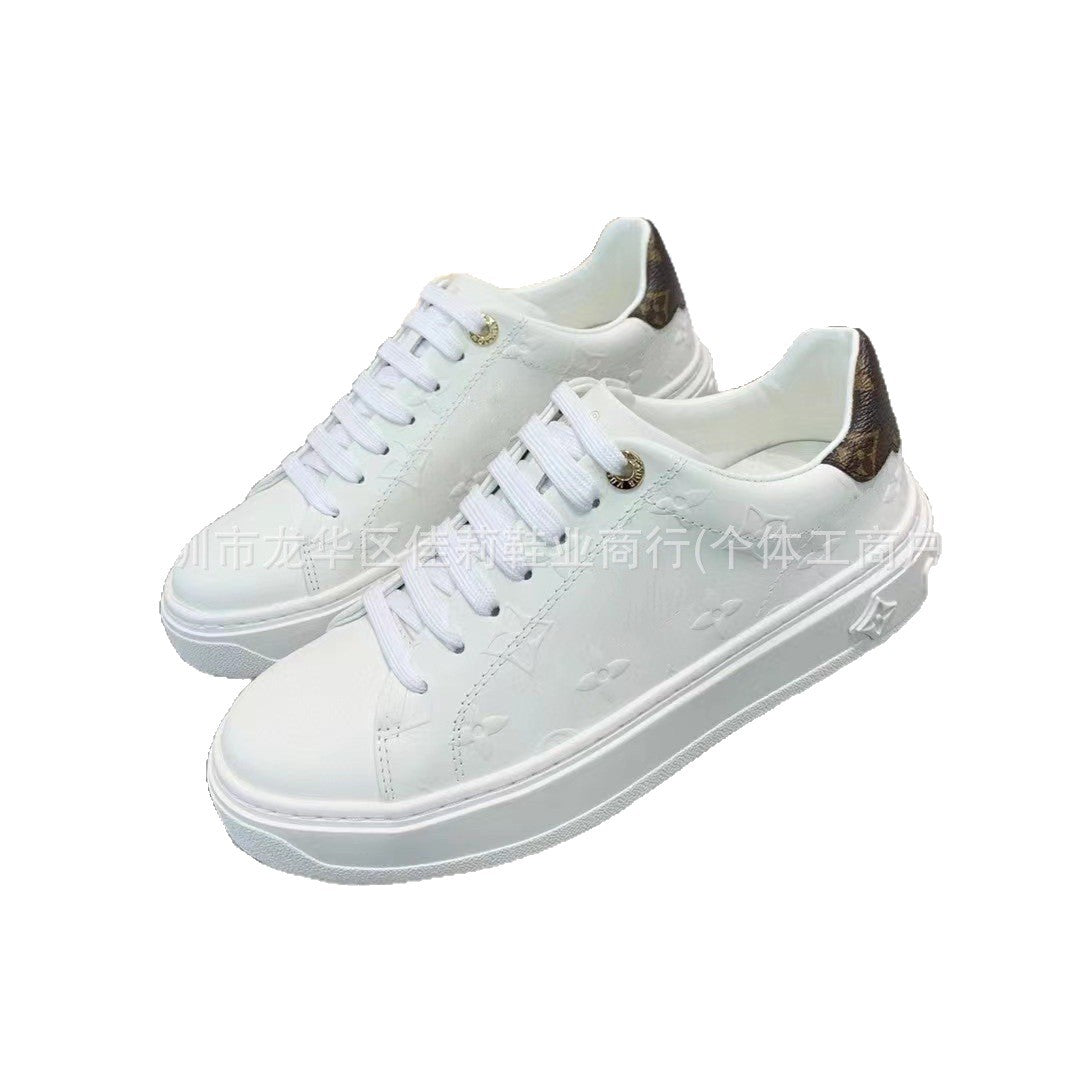Nuevos zapatos blancos deportivos casuales versátiles 2025 Zapatos de tabla de pareja, charms estampados, suela de plataforma tridimensional en relieve colorido y femenino