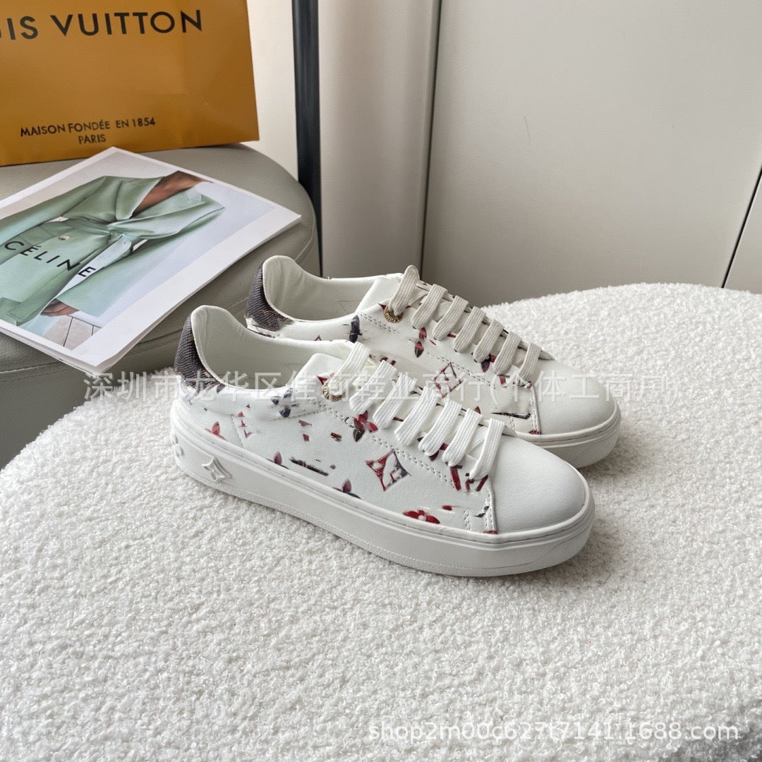Nuevos zapatos blancos deportivos casuales versátiles 2025 Zapatos de tabla de pareja, charms estampados, suela de plataforma tridimensional en relieve colorido y femenino