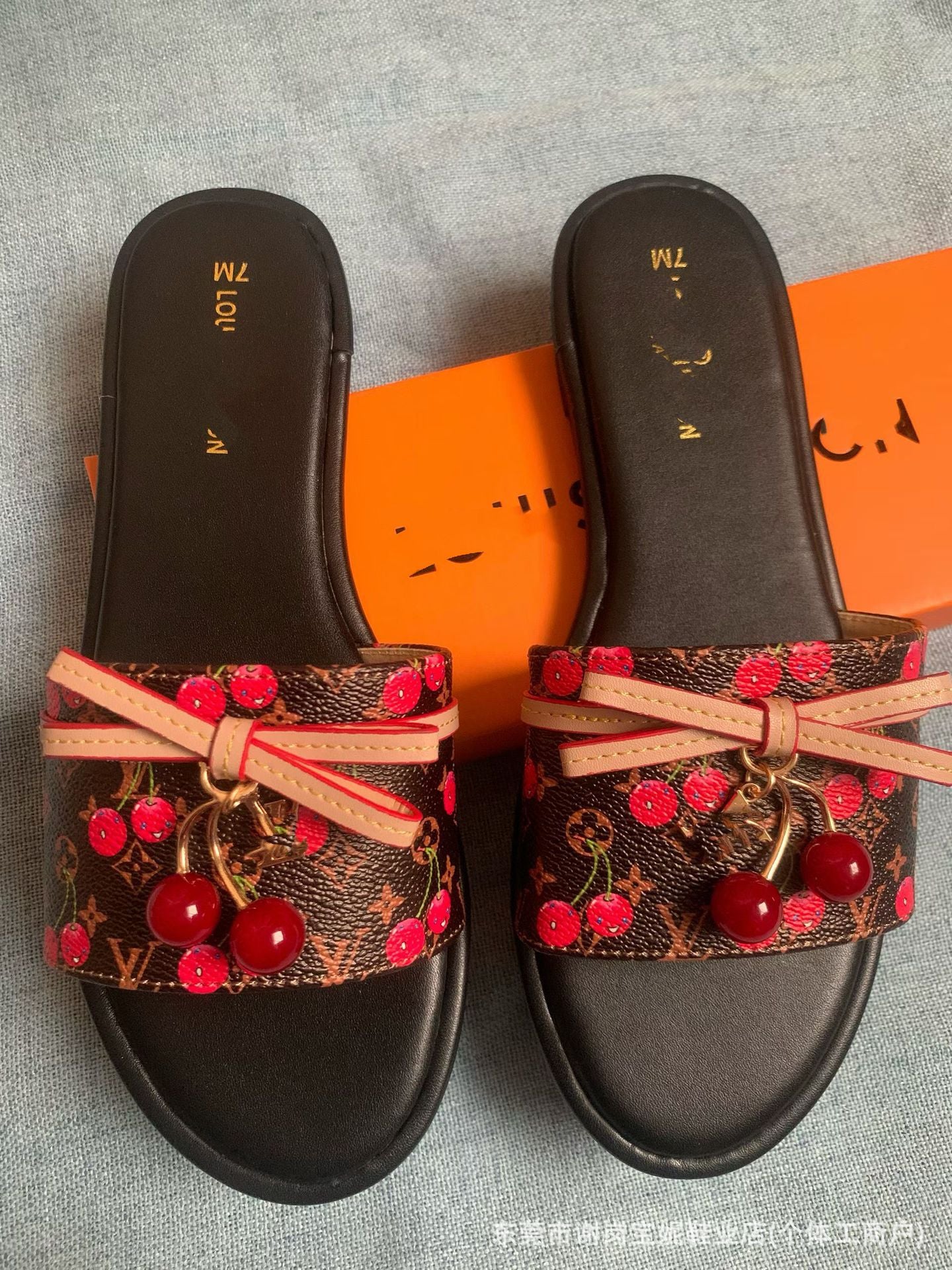 Sandalias nuevas de herraje de la familia V, zapatillas de moda afroeuropeas y americanas de verano para ropa exterior femenina