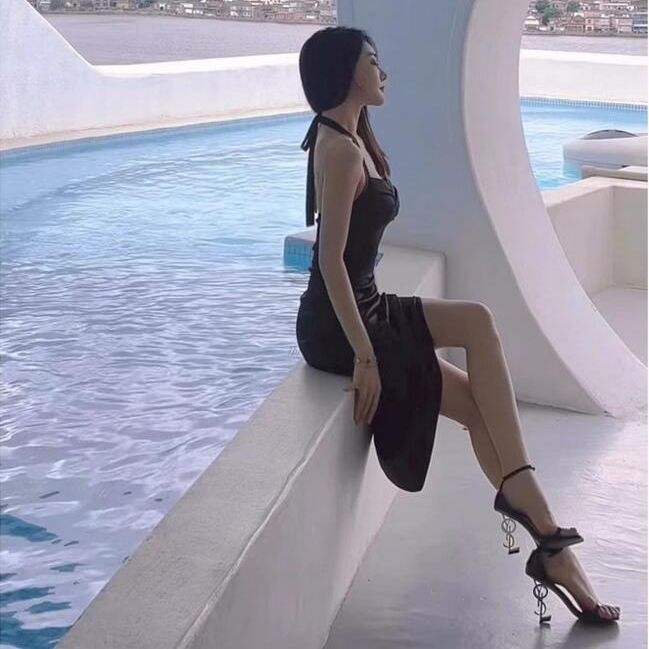 Sandalias de tacón alto de una tira en stock de fábrica para mujer, superventas de hebilla para comercio exterior, tacones altos a juego con letras de celebridades para mujer