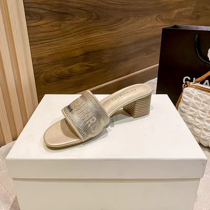 Comercio Exterior 2026 Nuevo D. Inicio Monograma Zapatillas de tacón grueso bordadas para ropa exterior de mujer, sandalias de tacón plano casuales playa famosas en Internet