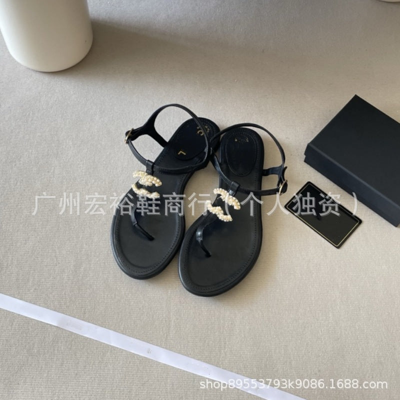 Chanel 2026 Sandalias planas versátiles para mujer, verano nuevo de verano con un solo tirante sencillo estilo hada elegante con clip elegante para dedos al por mayor