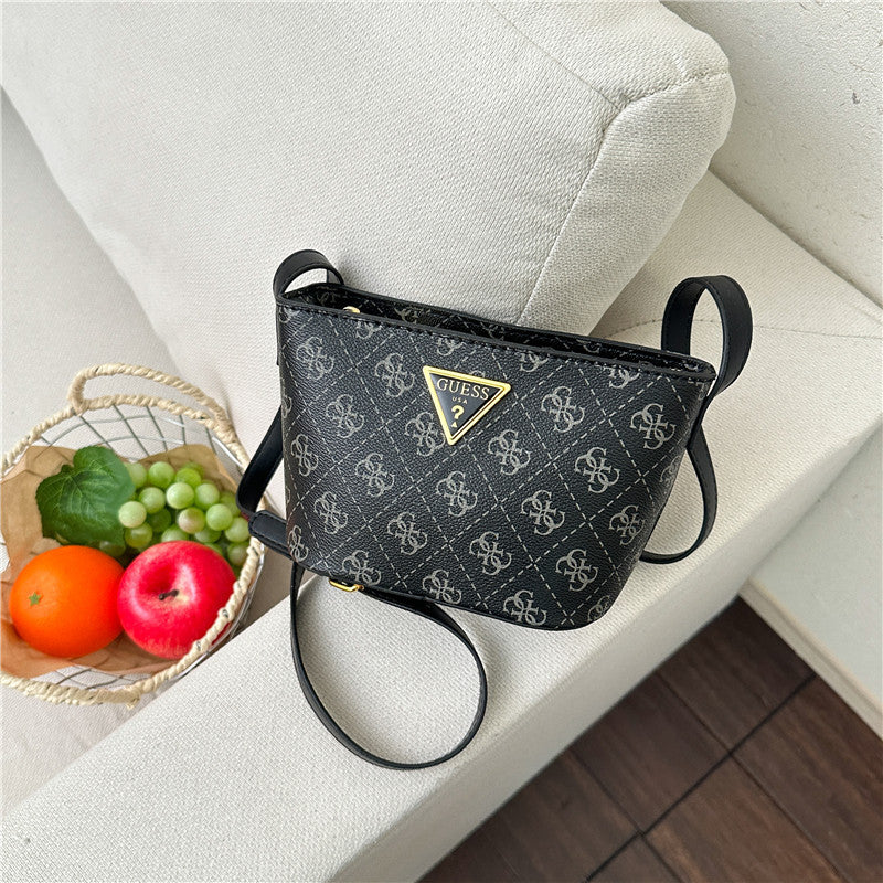 Bolsos de mujer, cartas impresas europeas y americanas transfronterizas, bolso bucket versátil de un solo hombro, diseño de nicho, bolso cruzado ligero y de lujo