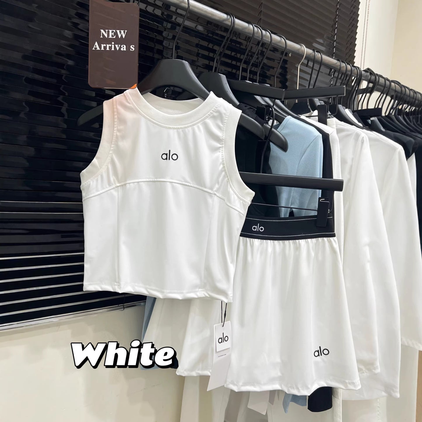 2026 Nuevo set deportivo de secado rápido falda antiexposición para tenis Chaleco de yoga de bádminton I-Letter Camiseta de manga corta para mujer