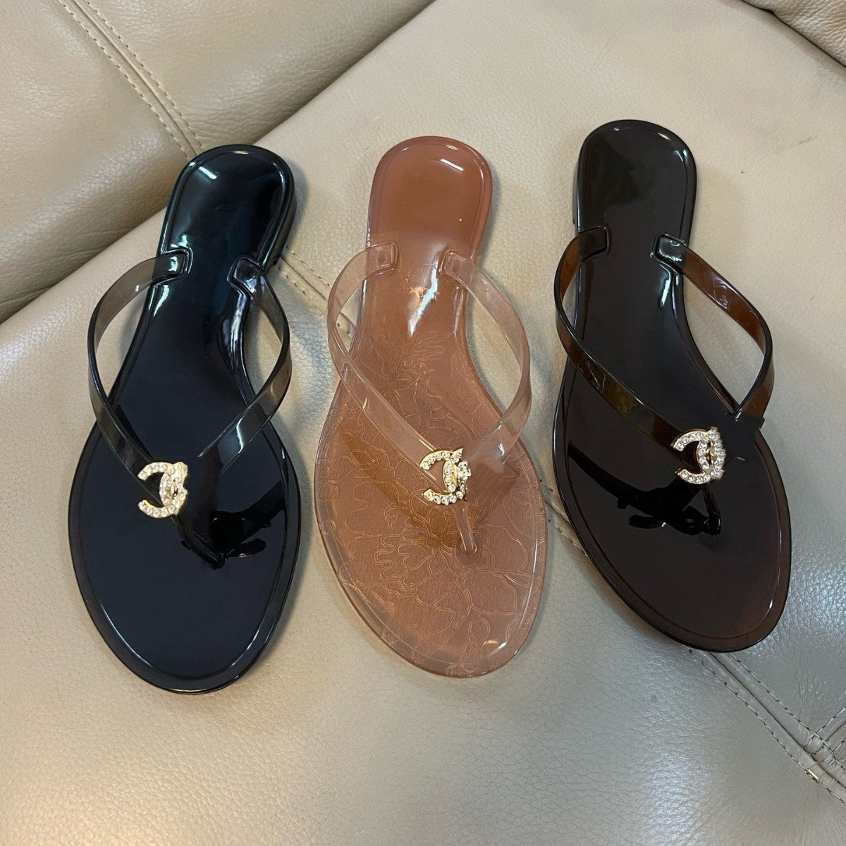 26 chanclas de chanel estilo Chanel con hebilla con hebilla de pedrería para sandalias versátiles y casuales de resort para mujer