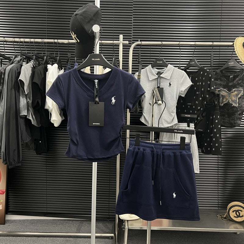 2026 Pony plisado plisado con escote en V y camiseta delgada + faldas versátiles de cintura alta elásticas para mujer