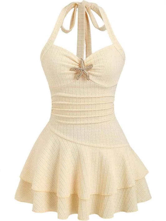 Elegante tela texturizada para mujer con tirantes halter, busto plisado y adornos metálicos en vestidos mini