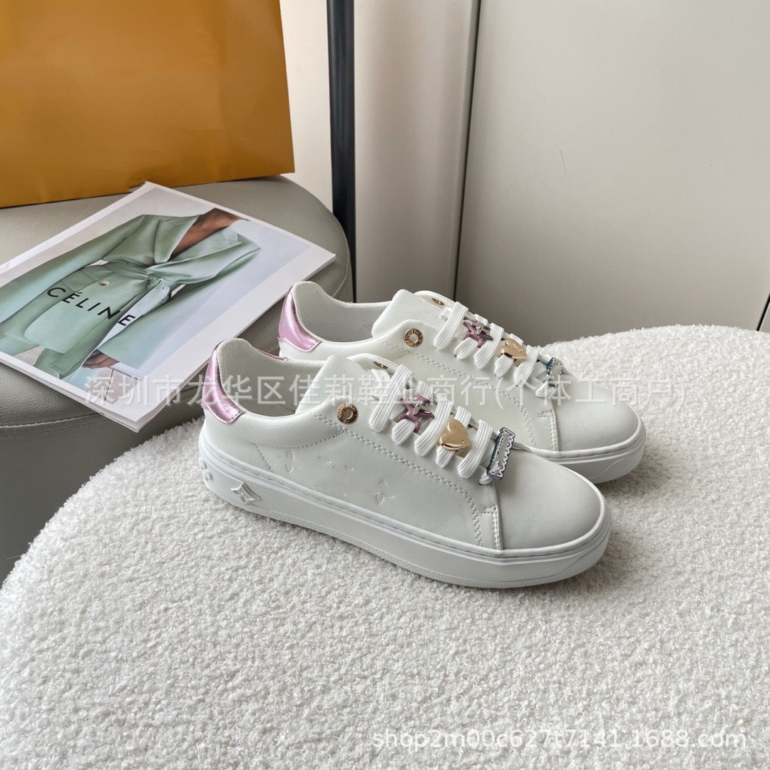 Nuevos zapatos blancos deportivos casuales versátiles 2025 Zapatos de tabla de pareja, charms estampados, suela de plataforma tridimensional en relieve colorido y femenino