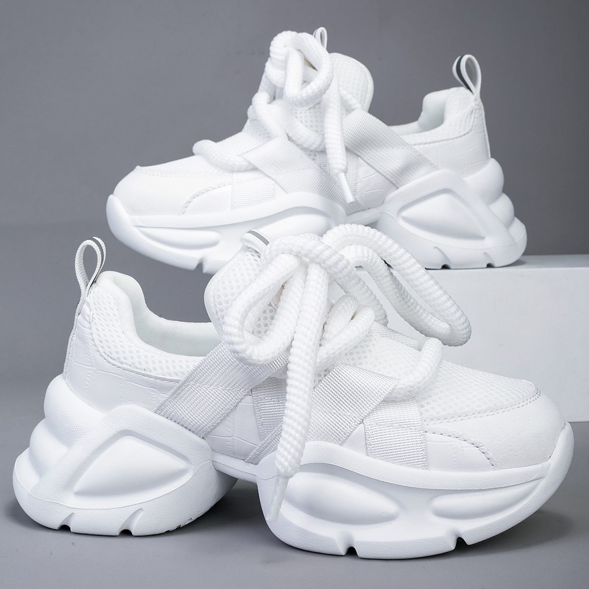 Nuevos zapatos de mujer de otoño, zapatillas casuales de plataforma ligeras y transpirables, zapatillas de daddy de relleno de nuevo estilo