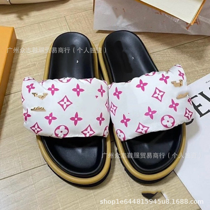 Comercio exterior Satén de Burro 2025 Verano Velcro Zapatillas de mujer Pastel mate para parejas Antideslizante Lote plano y de suela gruesa resistente al desgaste