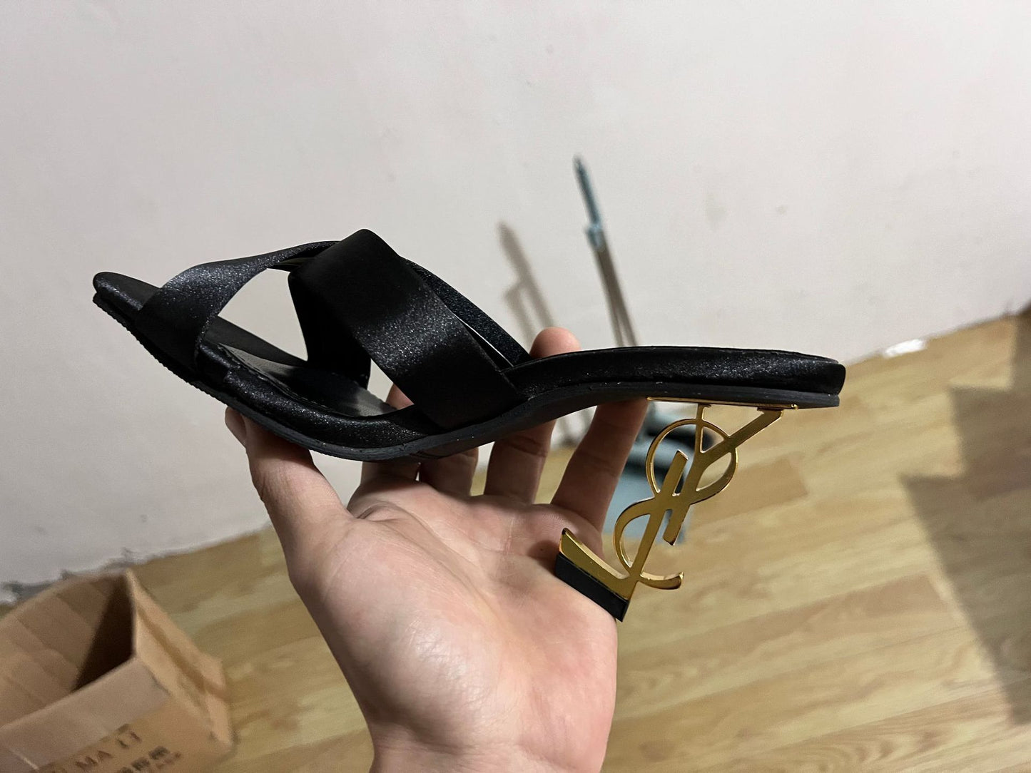 Sandalias de tacón alto de una tira en stock de fábrica para mujer, superventas de hebilla para comercio exterior, tacones altos a juego con letras de celebridades para mujer