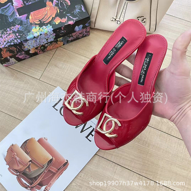 Zapatillas europeas y americanas DG con boca de pez para mujer, prendas metálicas de charol con botones, tacones altos de punta redonda de moda y sandalias rectas de verano