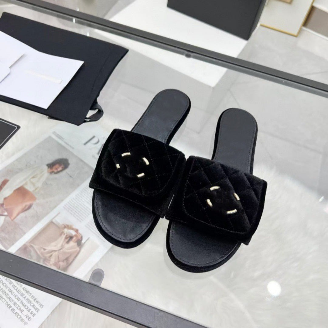 25. Nuevas zapatillas planas de hebilla metálica de la mochila escolar Xiaoxiang Feng Lingge para que las mujeres lleven sandalias de playa informales en verano